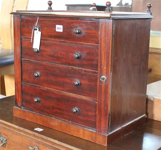 Small 19C mahogany chest of drawers